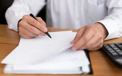 Právo na práci s APS: co potřebuje vědět zaměstnavatel a zaměstnanec ve Francii